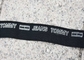 백인 컷아웃 서한 로고로 출력된 2 센티미터 검은 탄성 웨빙 스트랩