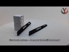 의류는 흰색 실리콘 로고가 인쇄된 폴리에스터 웨빙 스트랩을 사용합니다.