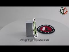 자세히 살펴보기: 양각 처리된 흰색 로고 열전달 의류 라벨 맞춤형 TPU