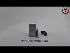 자세히 살펴보기: 옷에 있는 둥근 CK 3D 실리콘 로고 단색 광택 제기