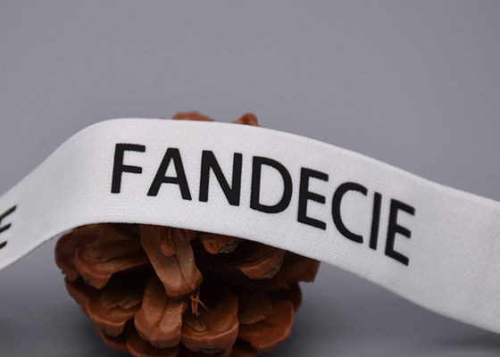 의복은 무광택 검정색 로고로 출력된 탄성 밴드를 특화했습니다