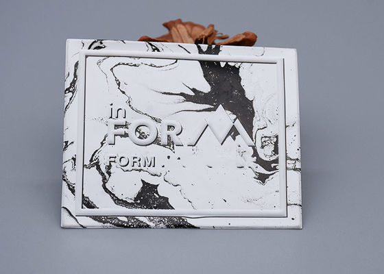 열 가소성 폴리우레탄 수지는 의류를 위해 맞춤화된 로고 열 전도 브랜드를 엠보싱 처리했습니다