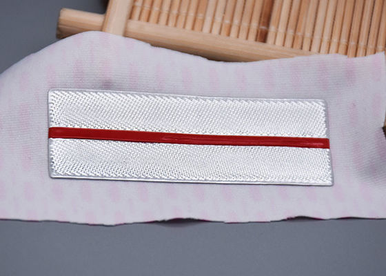 의복을 위한 열 가소성 폴리우레탄 수지 두 컬러 돌기물이 없는 로고 열전달 전사용 라벨