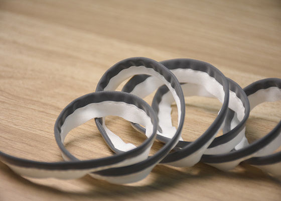 의류 에 꿰매어진 맞춤형 반사 유관 테이프