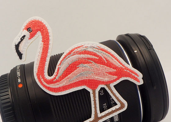 옷을 위해 패치에 돌기물이 없 바느질한 엠브로이드된 패치에 바느질합니다